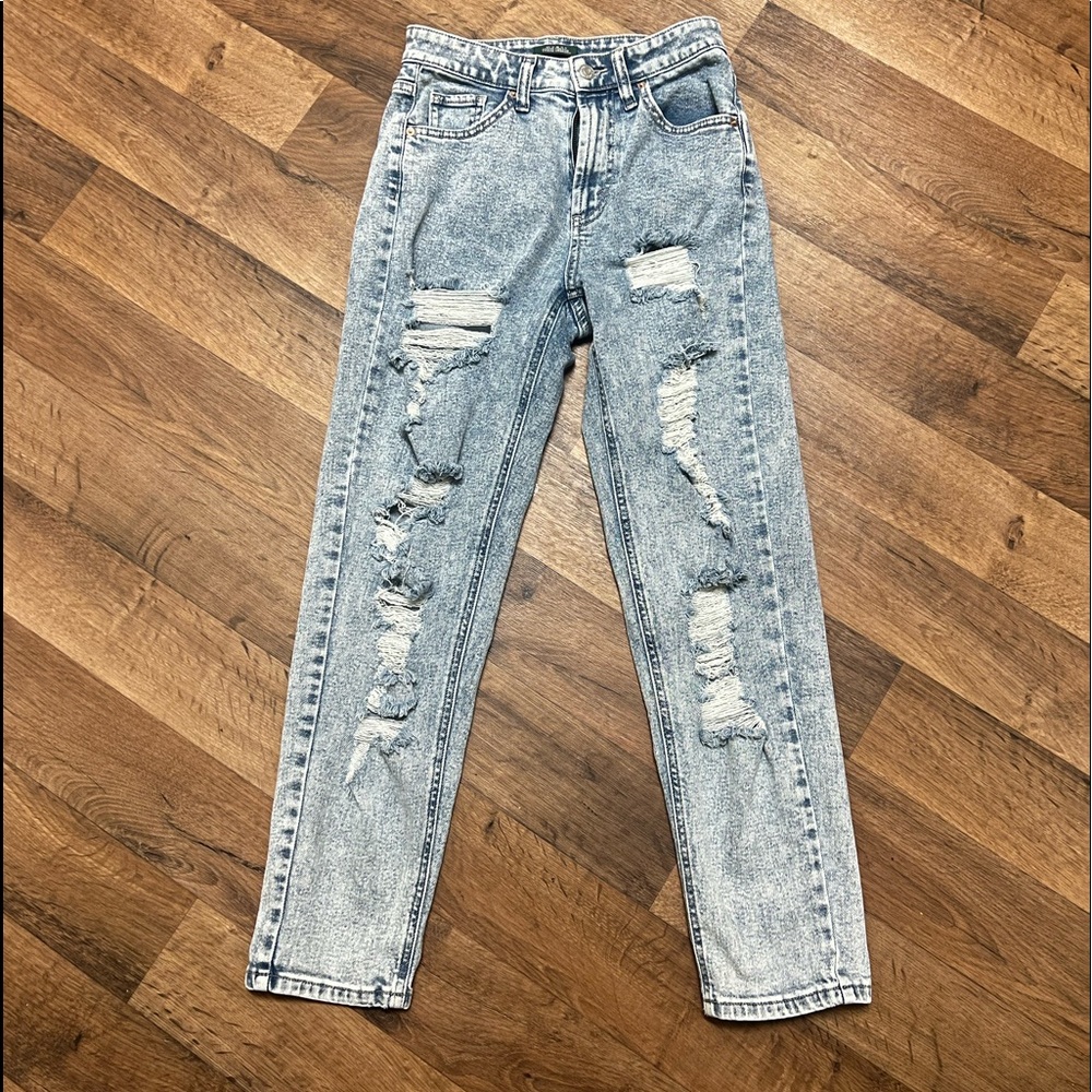 90’s grunge inspired Stonewashed ripped jeans